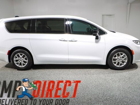 Used 2024 Chrysler Pacifica Touring-L FWD image 6