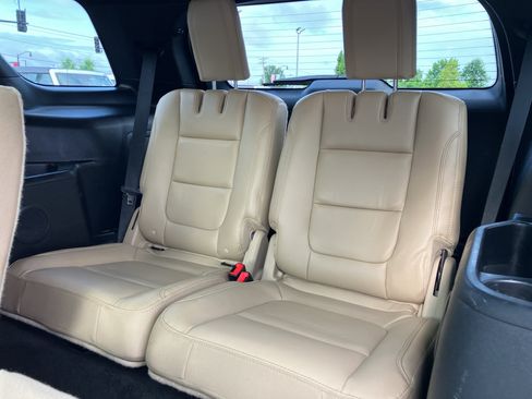 Used 2017 Ford Explorer XLT w/ Equipment Group 202A AWD/4WD image 31