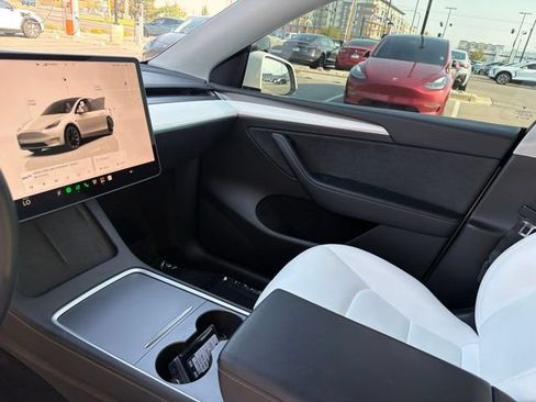 Used 2023 Tesla Model Y Long Range AWD/4WD image 23