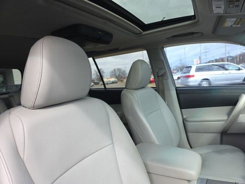 Used 2011 Toyota Highlander SE w/ Tow Pkg image 10
