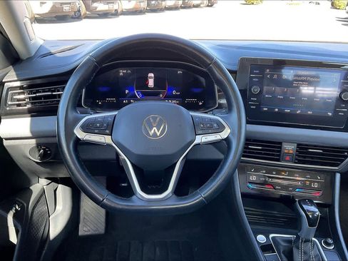 Used 2025 Volkswagen Jetta SE image 6