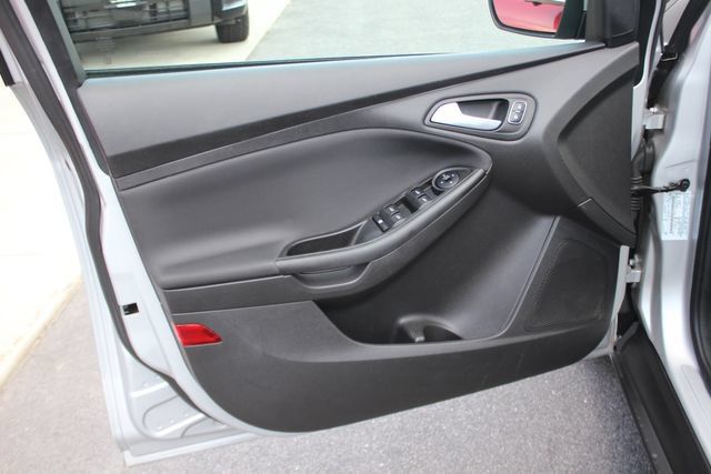 Used 2018 Ford Focus SE FWD image 15