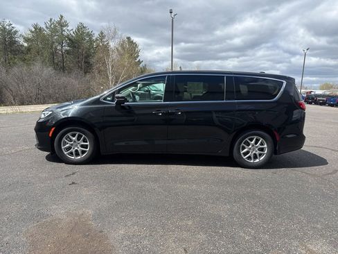 Used 2023 Chrysler Pacifica Touring-L FWD image 9