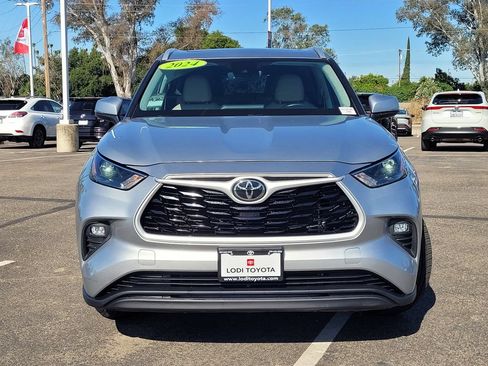 Used 2024 Toyota Highlander XLE AWD/4WD image 2