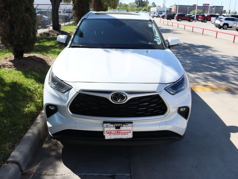 Used 2023 Toyota Highlander XLE image 3