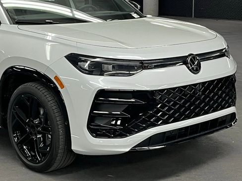 New 2026 Volkswagen Tiguan SE R-Line FWD image 42