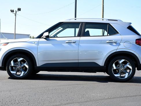 Used 2022 Hyundai Venue SEL FWD image 4