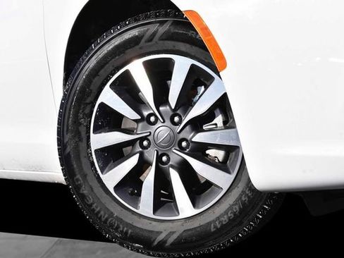 Used 2024 Chrysler Pacifica Select image 3