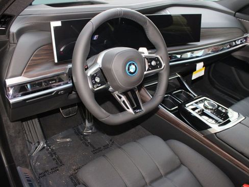 New 2026 BMW 750e xDrive image 4