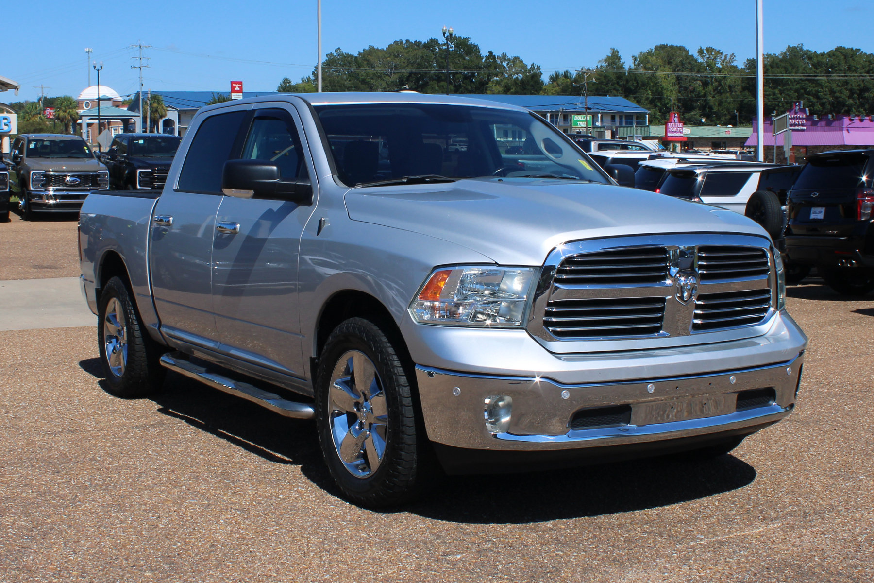 Used 2018 RAM 1500 SLT RWD image 1