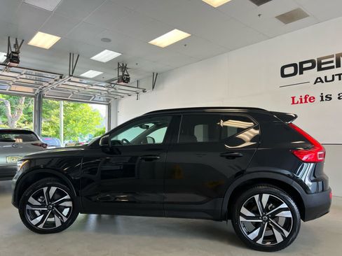Used 2023 Volvo XC40 B5 Plus w/ Climate Package AWD/4WD image 4