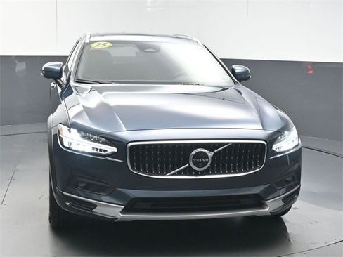 Certified 2025 Volvo V90 B6 Cross Country Plus image 3