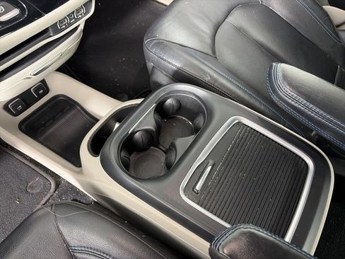 Used 2021 Chrysler Pacifica Touring-L image 21