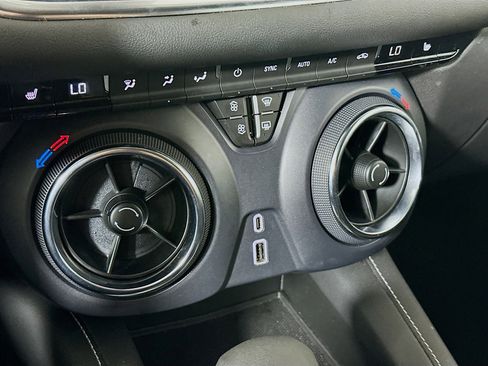 Used 2025 Chevrolet Blazer LT FWD image 23