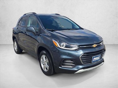 Used 2022 Chevrolet Trax LT w/ LT Convenience Package AWD/4WD image 3