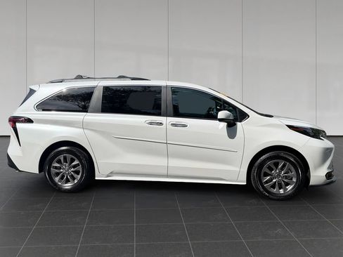 Used 2025 Toyota Sienna XLE w/ XLE Plus Package AWD/4WD image 6