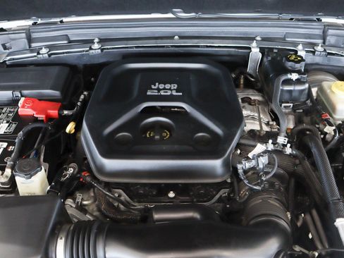 Used 2019 Jeep Wrangler Unlimited Sahara AWD/4WD image 4