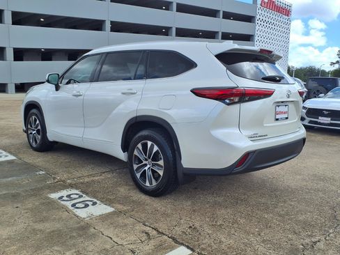 Used 2021 Toyota Highlander XLE FWD image 4