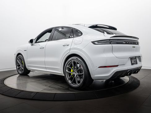 Certified 2025 Porsche Cayenne Turbo AWD/4WD image 3