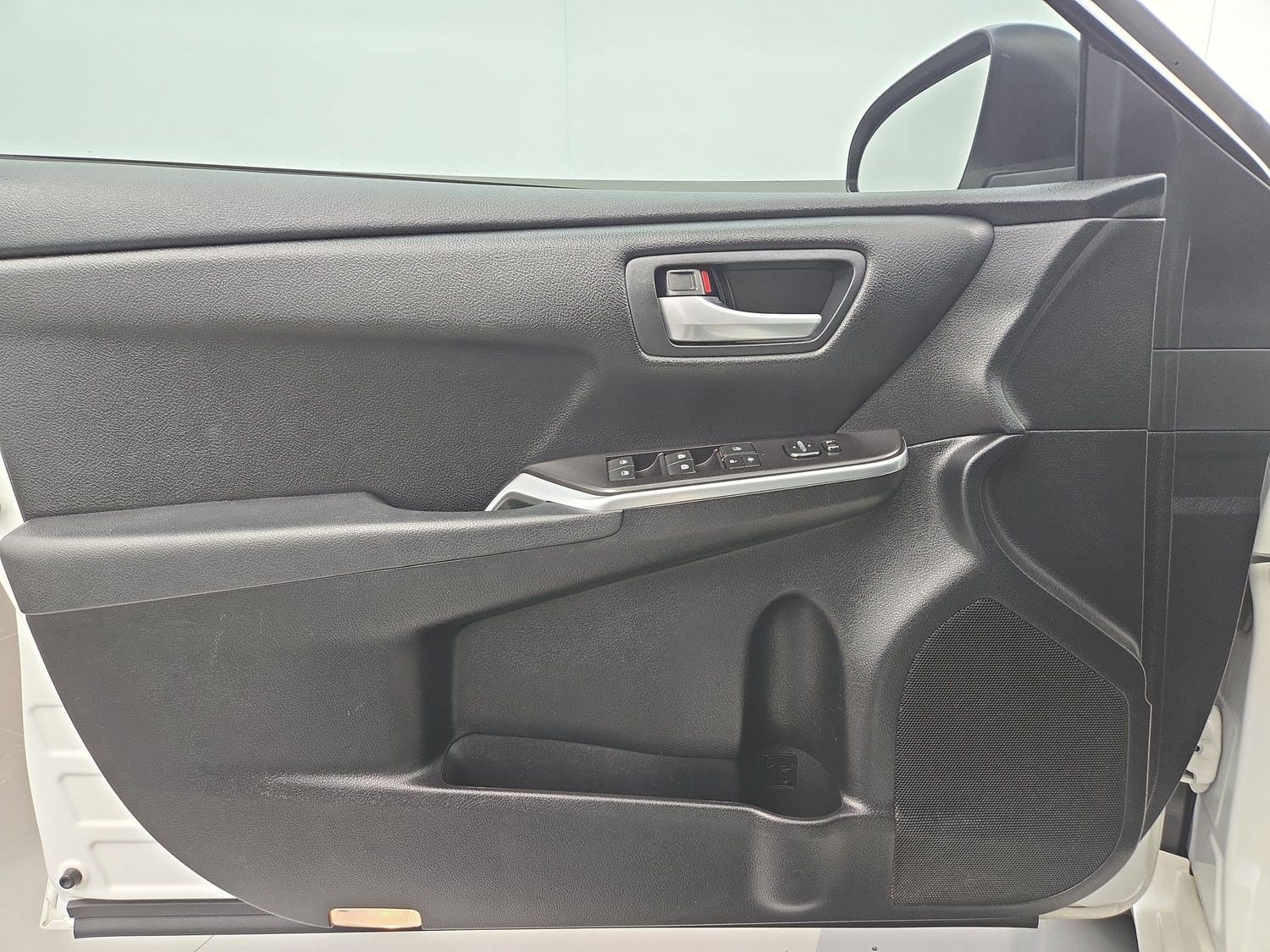 Used 2017 Toyota Camry SE FWD image 16