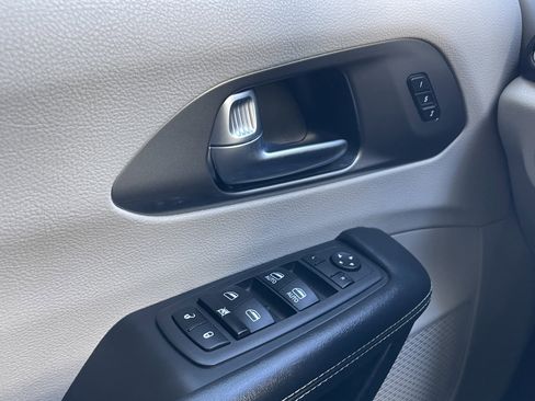 Used 2023 Chrysler Pacifica Touring-L FWD image 39
