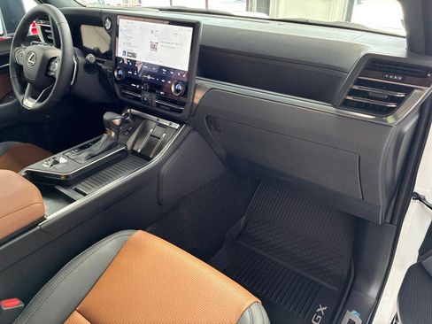 Used 2026 Lexus GX 550 image 11