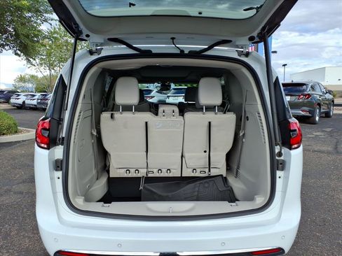 Used 2021 Chrysler Pacifica Limited w/ Uconnect Theater Family Group image 10