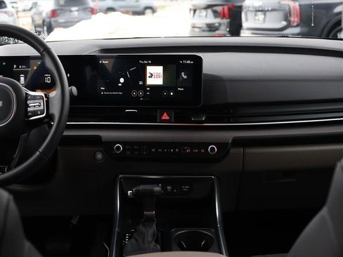 Used 2025 Kia Carnival EX image 12