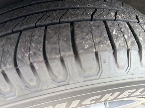 Used 2019 Chrysler Pacifica Touring-L Plus w/ Advanced Safetytec Group FWD image 9