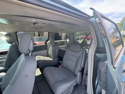 Used 2010 Chrysler Town & Country Touring w/ Family Value Group FWD image 18