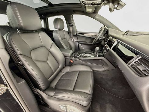 Certified 2025 Porsche Macan AWD/4WD image 30