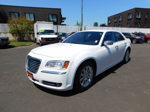 Used 2013 Chrysler 300 C RWD image 4