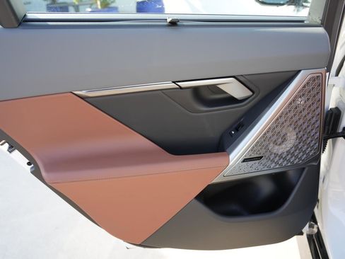 Used 2025 BMW i5 xDrive40 image 11