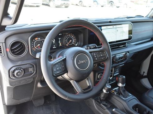 Used 2025 Jeep Wrangler Unlimited Rubicon w/ Convenience Group AWD/4WD image 9