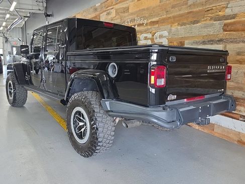 Used 2016 Jeep Wrangler Unlimited Rubicon w/ Connectivity Group AWD/4WD image 4