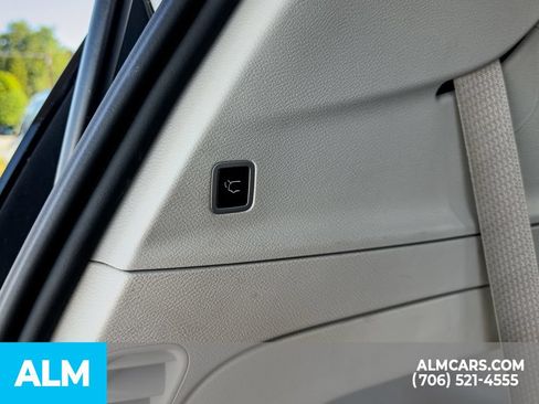 Used 2023 Chrysler Voyager LX FWD image 17