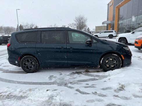 Used 2024 Chrysler Pacifica Premium image 3