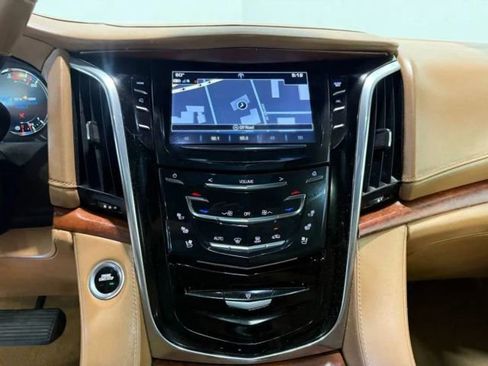 Used 2017 Cadillac Escalade Platinum image 22