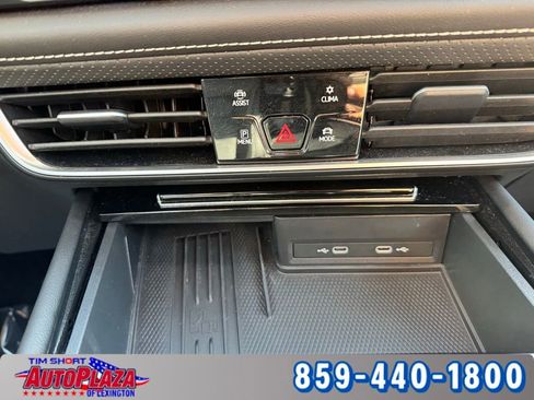 Used 2025 Volkswagen Atlas SE AWD/4WD image 28