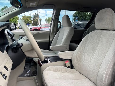 Used 2014 Toyota Sienna LE FWD image 26