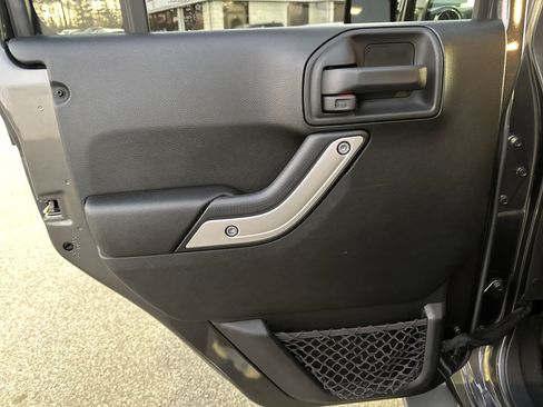 Used 2018 Jeep Wrangler Unlimited Sahara w/ Connectivity Group image 26