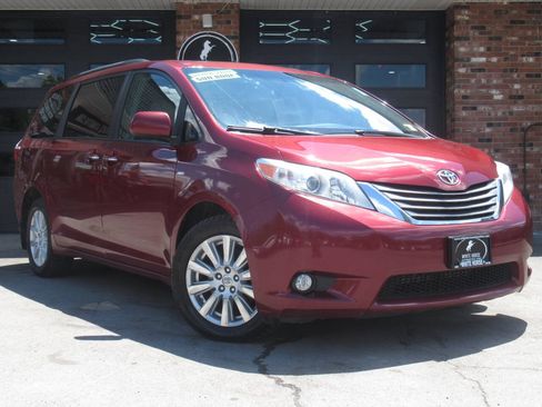 Used 2017 Toyota Sienna XLE Premium w/ Outdoor Package AWD/4WD image 1