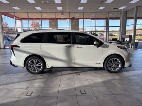 Used 2021 Toyota Sienna Platinum image 4