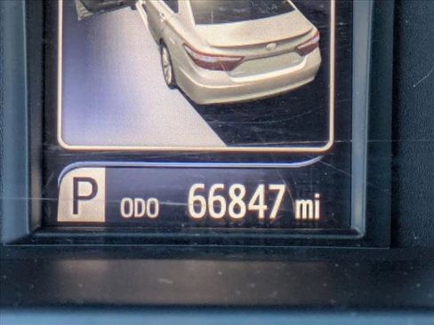 Used 2016 Toyota Camry LE image 12