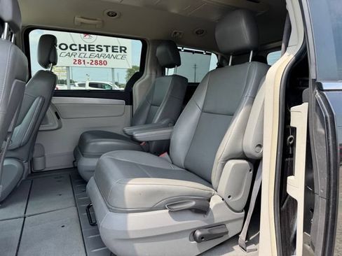 Used 2013 Volkswagen Routan SE FWD image 7