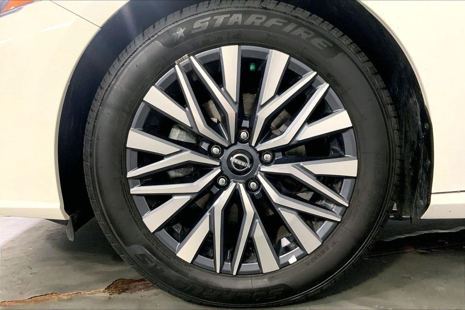 Used 2025 Nissan Altima 2.5 SV FWD image 9