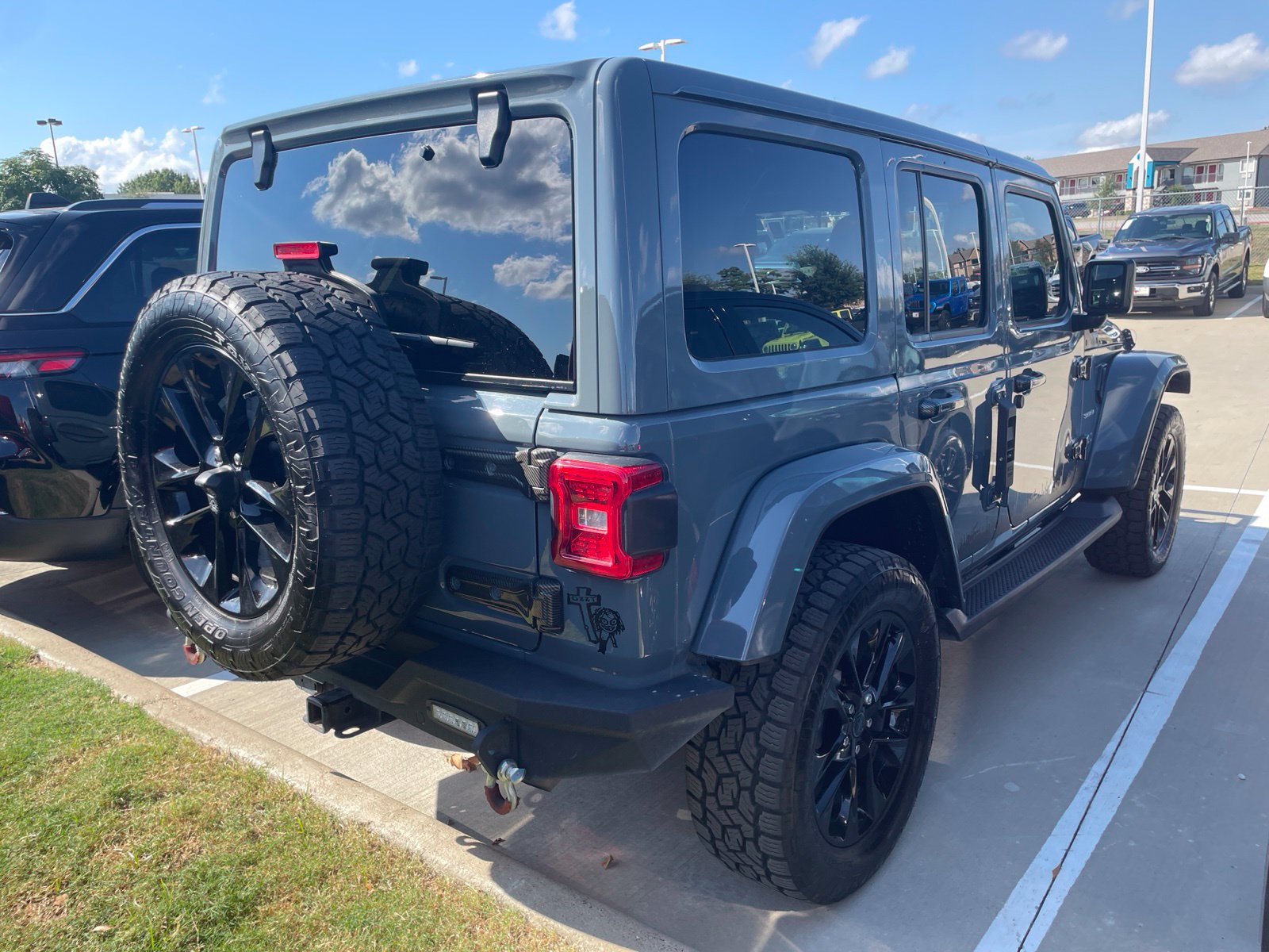 Used 2024 Jeep Wrangler Unlimited Sahara AWD/4WD image 4