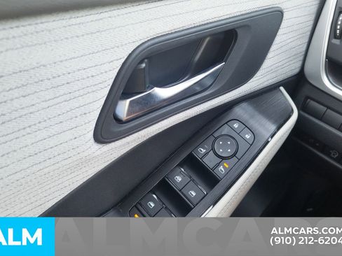 Used 2023 Nissan Rogue SV AWD/4WD image 16