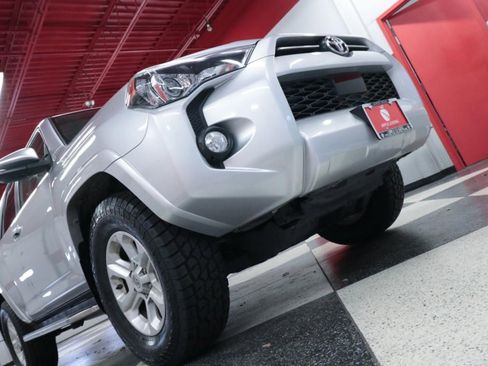 Used 2020 Toyota 4Runner SR5 Premium w/ Moonroof Package RWD image 31