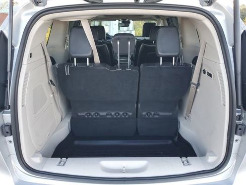 Used 2024 Chrysler Pacifica Limited w/ Uconnect Theater Family Group image 33